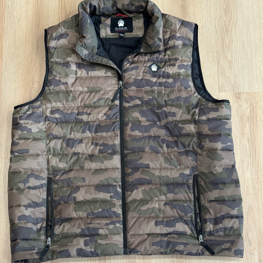 Men’s camo puffer vest